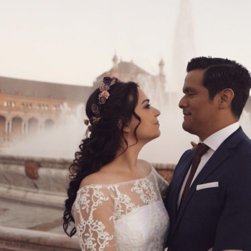 Novios en la plaza de españa sevilla loveisintheframe