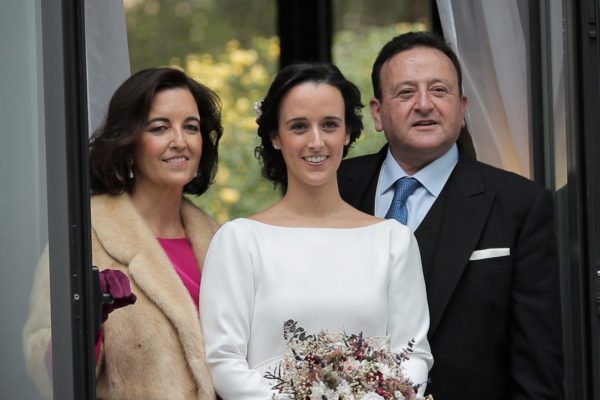 la novia con sus padres en una boda