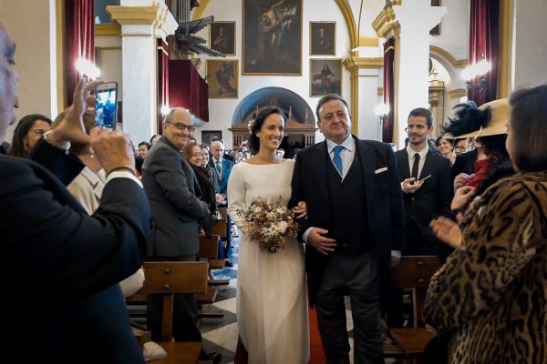 Novia llegando al altar en Sevilla