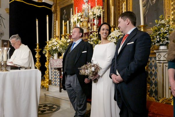 Novios en el altar en Sevilla