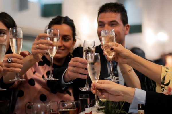 Invitados de la boda celebrando con champagne