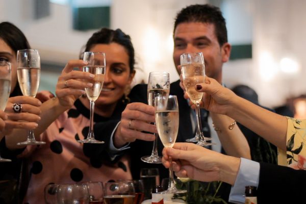 Invitados de la boda celebrando con champagne