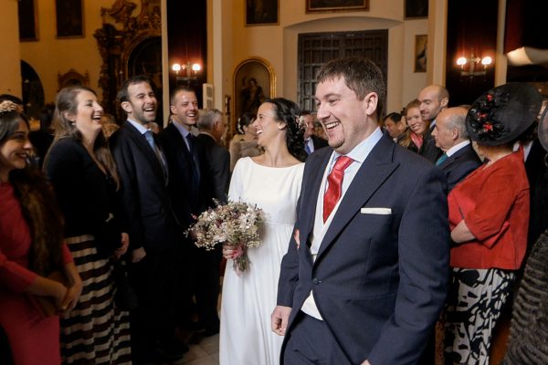 Novios saliendo de la iglesia