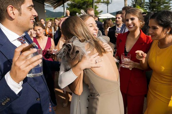 Entrega de ramo novia y amiga