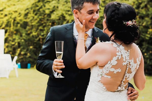 pareja de recien casados brindando con champagne