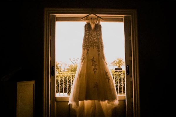 traje de novia colgado en ventanal