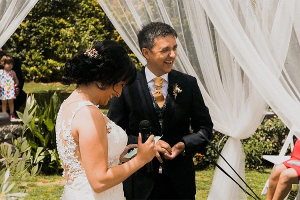 Novios en su boda riendo